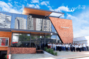 A Lancers se diferencia no mercado de saúde suplementar por reunir mais de 20 anos de experiência, gestão comercial estruturada, suporte jurídico especializado e uma atuação administrativa eficiente, oferecendo às operadoras expansão segura, redução de custos e fortalecimento de marca, enquanto os beneficiários contam com atendimento humanizado, informações claras, Central de Atendimento completa, orientação sobre uso do plano, apoio no dia a dia e uma rede credenciada que garante cuidados de qualidade.